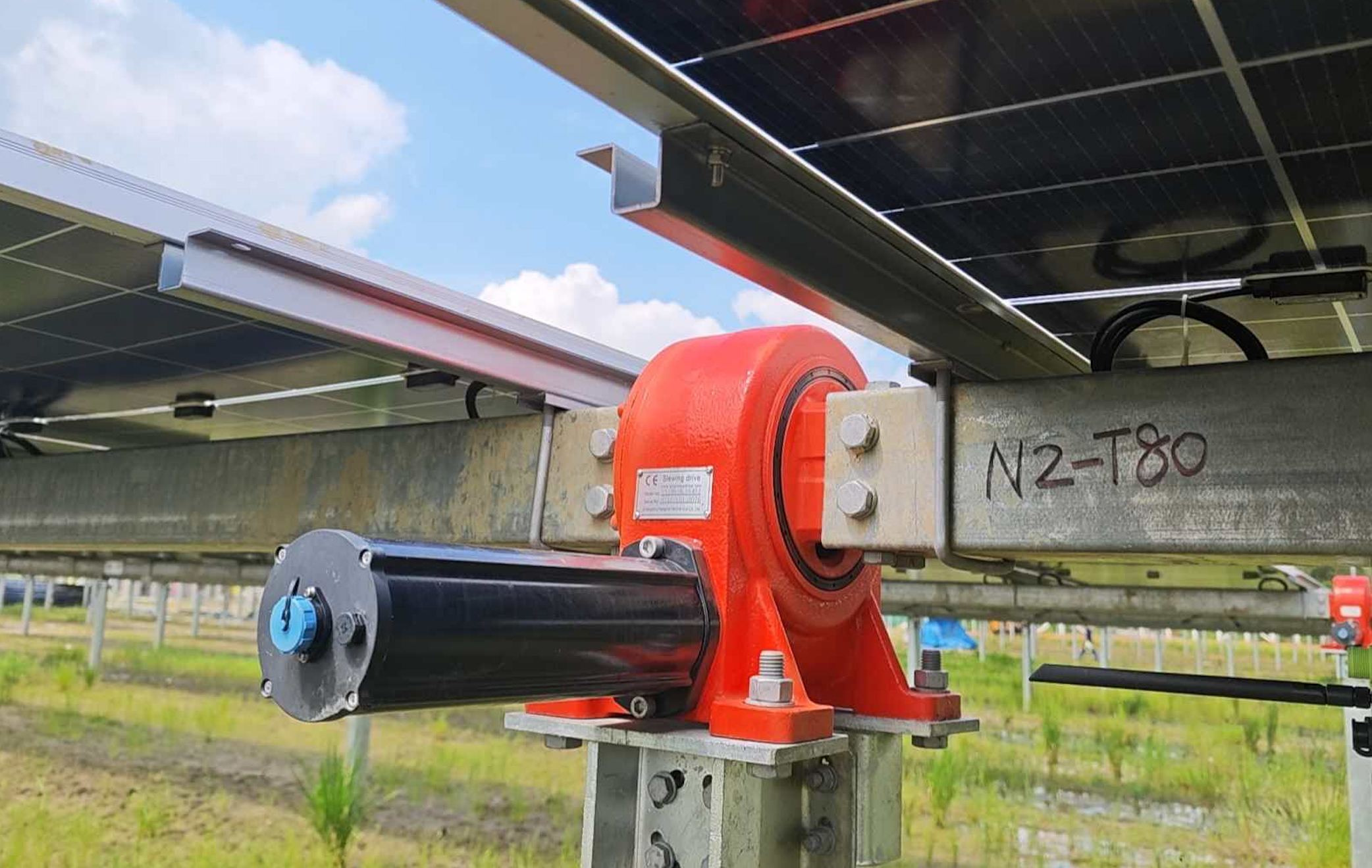 Blog perusahaan terbaru tentang Panduan Pemilihan Slew Drive Pelacak Surya untuk Proyek PV